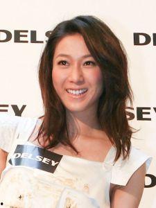 钟嘉欣个人资料,香港影视歌三栖明星的璀璨人生  第2张