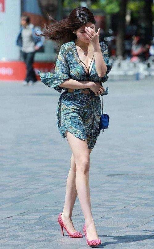 风吹起裙子的图片,舞动春日浪漫