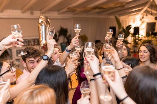 聚会碰杯图片,聚会碰杯瞬间，共享欢乐时光