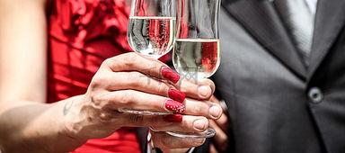 聚会碰杯图片,聚会碰杯瞬间，共享欢乐时光  第2张